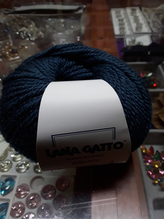 ASIAN LANA GATTO misto lana vergine al 70%   Composizione: 70% Lana vergine - 30% acrilico  Gomitolo da 50 grammi per 91 metri  Ferri Uncinetto: circa 5 mm
